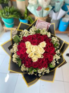 Buket Bunga Mawar Merah Pola Love – Buket Besar