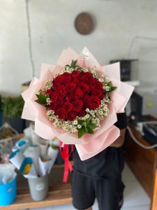 Buket Bunga Mawar Merah di Tengah – Buket Sedang