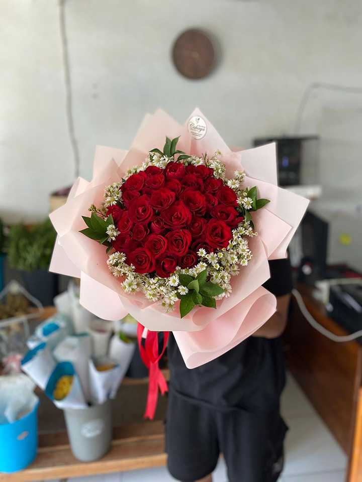 Buket Bunga Mawar Merah di Tengah – Buket Sedang